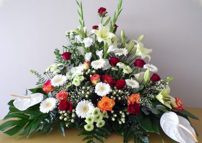 devant tombe fleurs décès Pompes funèbres Noël à Wormhout et Ghyvelde